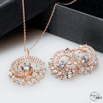OZ Jewels Roségoud Gekleurde Zilveren Ketting- en Oorbellen set met Markiezinkrans Design - Accessoires - Liefdessieraden - Liefdesketting - Love Ketting - Love Oorbellen- Valentijnsdag - Cadeau - Moederdag - In mooie geschenkverpakking