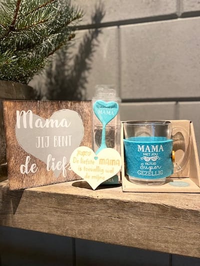 Cadeaupakket mama inclusief houten hartje mama - Theeglas moeder - theezeefje mama - Tekstblok grijs hart met de tekst mama jij bent de liefste - moederdag cadeautje