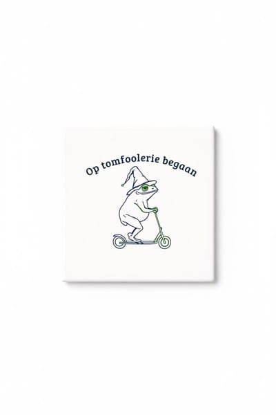 Grappige Kikker Scooter Tegel – “Op Foolerie Begaan” Schattig Minimalistisch Design – Humoristische Keramische Decoratieve Tegel Cadeau