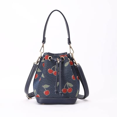 Cherry Bucket Bag – Tapestry Schoudertas met Kersenprint - Blauwe achtergrond