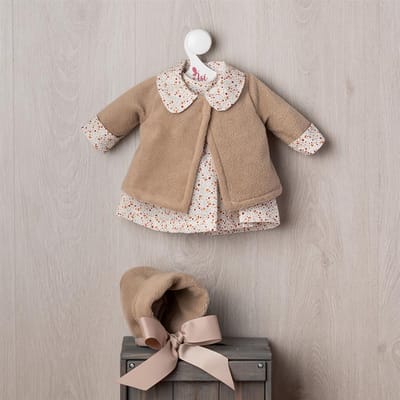Asi poppenkleding - jas, muts en jurk met kersenprint - poppenoutfit.