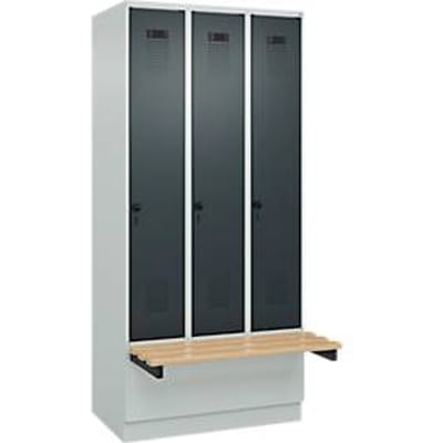 C+P Evolo Plus garderobekast, 3 vakken van elk 300 mm breed, sokkel, zwevende bank, B 900 x D 815 x H 1950 mm, draaischroef, lichtgrijs/antracietgrijs