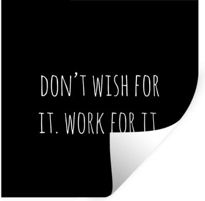 Muurstickers - Sticker Folie - Engelse quote "Don't wish for it. Work for it." tegen een zwarte achtergrond - 80x80 cm - Plakfolie - Muurstickers Kinderkamer - Zelfklevend Behang - Zelfklevend behangpapier - Stickerfolie