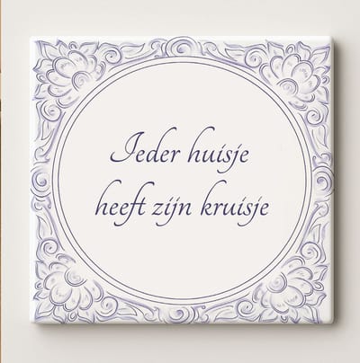 Nederlandse Spreuk Tegel “Ieder Huisje Heeft Zijn Kruisje” 15x15 cm – Klassieke Blauwe Delfts-Stijl Keramische Wanddecoratie met Wijsheidsspreuk