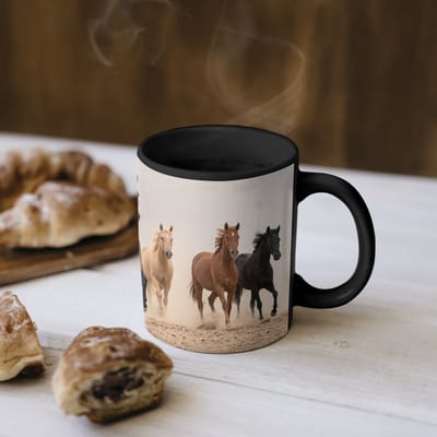 Magische Mok - Foto op Warmte Mokken - Koffiemok - Kudde paarden - Stofwolk - Bruin - Zwart - Magic Mok - Beker - 350 ML - Theemok