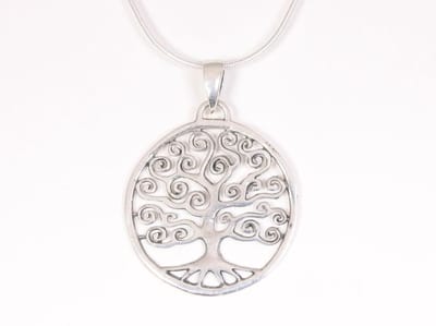 Ronde zilveren hanger met levensboom aan ketting