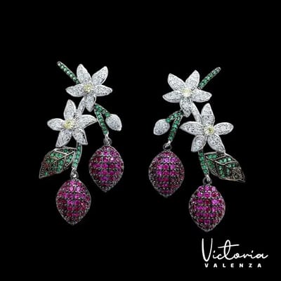 Victoria Valenza Fiore Luxe Oorbellen Dames Messing Oorhangers Dames Oorringen - Meerkleurige Steen - Kleur Zwart - 1 Paar