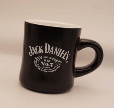 Jack Daniel's mok - zwarte mok van Jack Daniels - whiskey drinkbeker - zwart witte drinkbeker - official license koffiebeker van Jack Daniel's - bekende whiskey merk drinkbeker