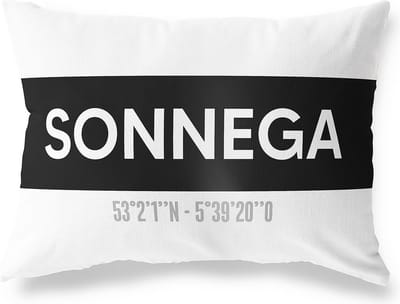 Tuinkussen SONNEGA - FRIESLAND met coördinaten - Buitenkussen - Bootkussen - Weerbestendig - Jouw Plaats - Studio216 - Modern - Zwart-Wit - 50x30cm