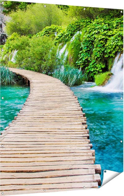 Gards Tuinposter Houten Pad op het Water bij de Watervallen - 120x160 cm - Tuindoek - Tuindecoratie - Wanddecoratie buiten - Tuinschilderij