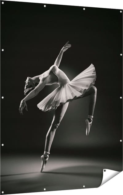 Gards Tuinposter Ballerina op Haar Tenen - Ballet - Zwart Wit - 120x160 cm - Tuindoek - Tuindecoratie - Wanddecoratie buiten - Tuinschilderij