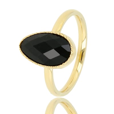 My Bendel - Goudkleurige Ring met Getwist Randje en Zwarte Glassteen - Ring met Druppel Glassteen & Getwist Randje • Zwart • Goudkleurig - met Luxe Cadeauverpakking | Sieraden Voor Dames | Maat 17.00 Mm / Maat 53
