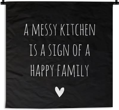 Wandkleed - Wanddoek - Engelse quote "A messy kitchen is a sign of a happy family" tegen een zwarte achtergrond - 150x150 cm - Wandtapijt