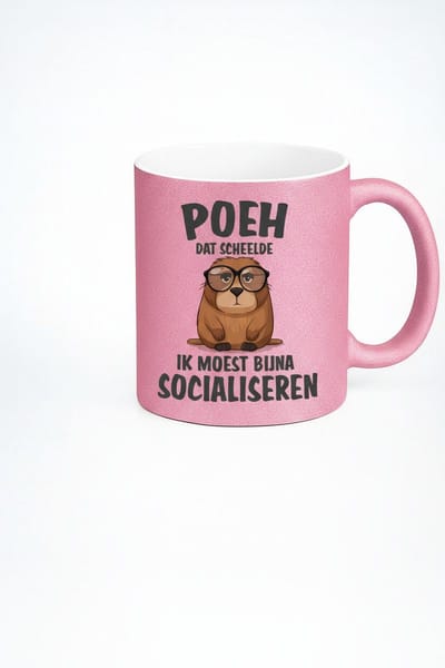 “Poeh Dat Scheelde – Ik Moest Bijna Socialiseren” 330ml Roze Glitter Koffiemok – Grappige Introverte Bever – Leuk Cadeau Idee