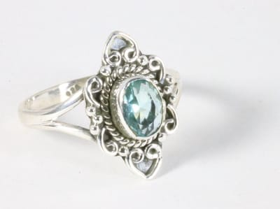 Fijne bewerkte zilveren ring met blauwe topaas - maat 16.5