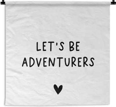 Wandkleed - Wanddoek - Engelse quote "Let's be adventurers" met een hartje tegen een witte achtergrond - 150x150 cm - Wandtapijt