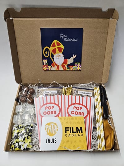 Film Pret Pakket - Fijne Sinterklaas met filmcadeaubon, mystery card met persoonlijke (video)boodschap en vele film-feestartikelen | Verjaardag | Jubileum | Zomaar