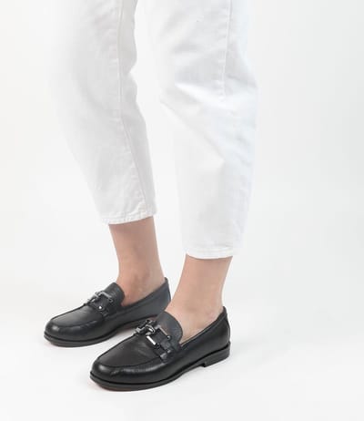 Manfield - Dames - Zwarte leren loafers met vierkanten chain - Maat 37
