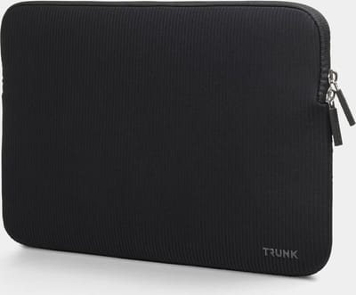 Trunk Ribbed Velvet sleeve MacBook Pro/Air/Neo 13 – Robuuste neopreen mix buitenkant – Super zacht en pluizig binnenin – Niet-krassende YKK-rits - Zwart