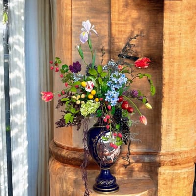 Seta Fiori - Brocante vaas opgemaakt met zijden kunst bloemen - Italiaans aardewerk - Capodimonte - 135cm hoog