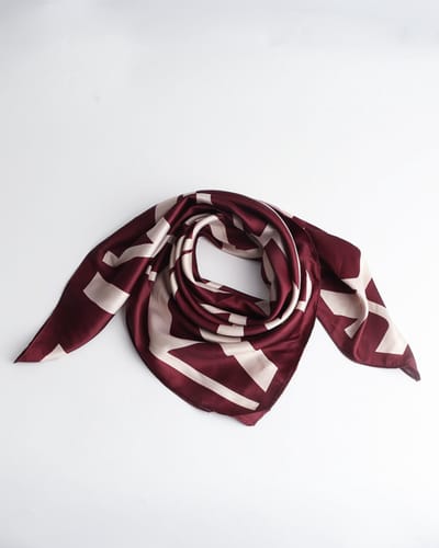 Eline Bandana Dames – June – 70x70 cm – Burgundy / Bordeaux Rood – Imitatie Zijde – All Over Logo Print – Accessories Junkie Amsterdam