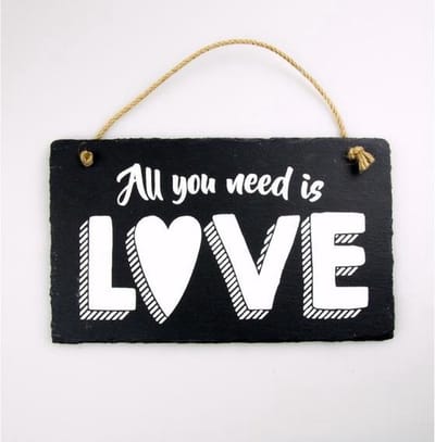 Spreuktegel - All you need is love - In cadeauverpakking met gekleurd lint - In cadeauverpakking met gekleurd lint