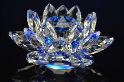 Luxe Kristallen Lotus Bloem – Blauw Accent en Elegant Design