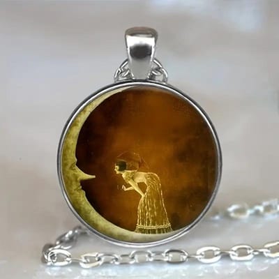 Vintage antieke bronzen ketting met maanfee-hanger, ronde halve maan, kunstzinnige glazen cabochon hanger. brown