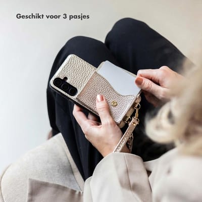 Selencia Hoesje - Geschikt voor Apple iPhone 17e / 16e - Sera Koordhoes met pashouder envelop - Champagne