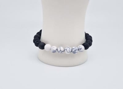 Handgemaakte "Armband Vulkanische" natuurstenen armband “Lava Donker -Howlite Wit ” - 8 mm diameter van de korrel- Diameter armband 20 cm - Een mooi cadeau voor familie en vrienden