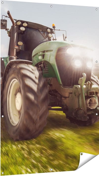 Gards Tuinposter Tractor op het Gras - Trekker - 100x150 cm - Tuindoek - Tuindecoratie - Wanddecoratie buiten - Tuinschilderij