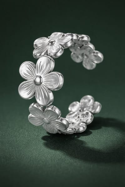Lundholm Ring Dames Zilver Kleurig Bloemen Ring – Premium Stainless Steel Jewellery Zilverkleurige Ring met Verbonden Bloemetjes – My Flora Serie – One Size – Hypoallergeen & Waterproof