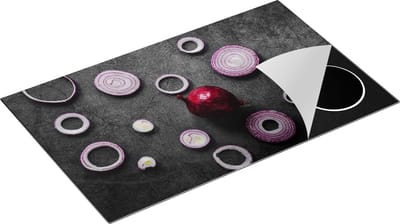 Chefcare Inductie Beschermer Gesneden Uien op een Zwarte Achtergrond - 85x52 cm - Afdekplaat Inductie - Kookplaat Beschermer - Inductie Mat