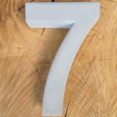 betonnen huisnummer 7, nummer zeven van beton