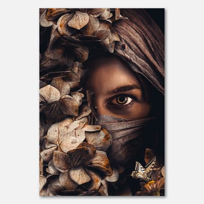 Poster op Papier - 40 x 60 cm - Vrouw met sjaal en bloemen omringd door vlinder - PosterJunkie