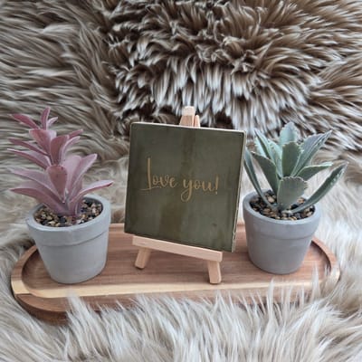 Robuust wenstegeltje - Love You! – Romantische Decoratietegel met Tekst – Perfect Cadeau voor Liefde, Valentijn en Jubileums - Trendy nu - 10x10 - Valentijnsdag - Verliefd – Liefde – Decoratief Tegeltje met Standaard – Cadeau Idee