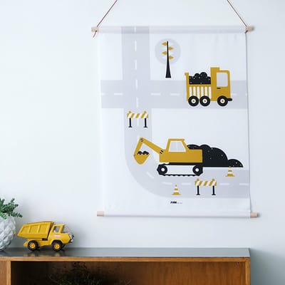 Textielposter Graafmachine 60x80 cm oker geel textiel – beukenhouten stokken - kant en klaar - kinderkamer - jongenskamer - muurdecoratie - kinderkamerstyling – kinderkameraccessoire