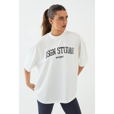 Dames Dsgn Studio Collegiate Bedrukt Oversized T-shirt | Creme | Maat: XS
