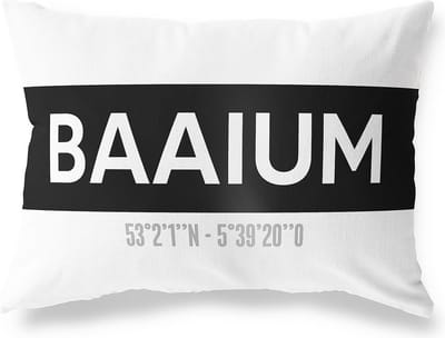 Tuinkussen BAAIUM - FRIESLAND met coördinaten - Buitenkussen - Bootkussen - Weerbestendig - Jouw Plaats - Studio216 - Modern - Zwart-Wit - 50x30cm