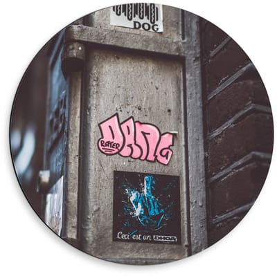 Dibond Wandcirkel - Roze Graffitiletters op Paal - 50x50cm Foto op Aluminium Wandcirkel (met ophangsysteem)