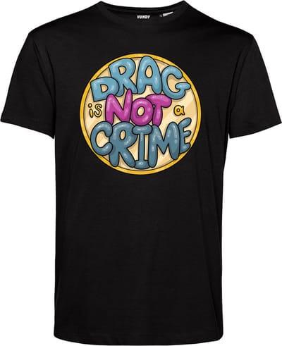 T-shirt Drag Is Not A Crime | Gay pride shirt kleding | Regenboog kleuren | LGBTQ | Zwart | maat XS