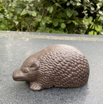 Dierfiguur gietijzer egel donkerbruin