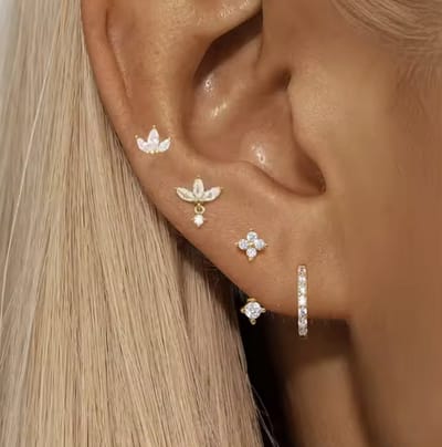 Maevi® Oorbellen Set 4 Stuks - Kleur: Goud - Roestvrij Staal / RVS (Stainless Steel) - Hoge Kwaliteit - Oorbellen Set - Meerdere Oorbelgaatjes - Oorbellen / Earrings - Oor Versiering - Luxe Set - Gouden Oorbellen - Meerdere Gaatjes - Verkleurt Niet