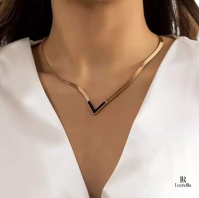 Leerella Goudkleurige-Zwart RVS Ketting met V-Vormige Hanger - Verstelbaar en Duurzaam Dames Sieraad in Meerdere Kleuren
