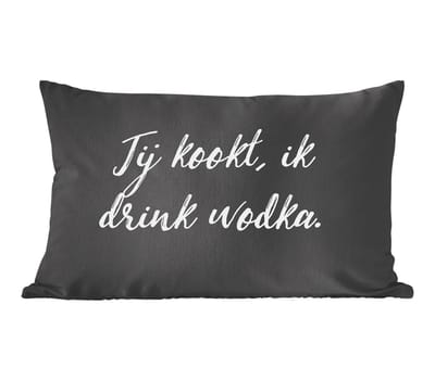 Sierkussens - Kussentjes Woonkamer - 60x40 cm - Quotes - Wodka - Alcohol - Spreuken - Jij kookt, ik drink wodka