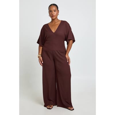 boohoo Dames Plus Getextureerde Top Met V-hals En Getailleerde Taille & Wijde Broek Coordinatenset | Chocoladebruin | Maat: 44