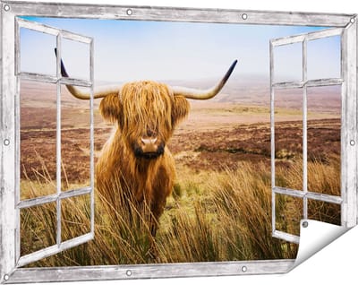 Gards Tuinposter Doorkijk Schotse Hooglander Koe in het Veld - 120x80 cm - Tuindoek - Tuindecoratie - Wanddecoratie buiten - Tuinschilderij