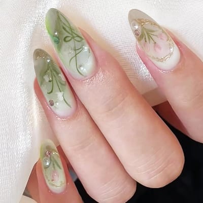 Set van 24 Groene Bloem Design Persnagels, Amandelvormige Korte Kunstnagels met 3D Parels en Kristallen, Schattige Bloemen Kunstnagels voor een Stijlvolle Look