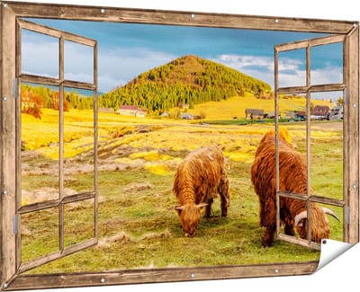 Gards Tuinposter Doorkijk Twee Schotse Hooglanders bij een Dorp - 180x120 cm - Tuindoek - Tuindecoratie - Wanddecoratie buiten - Tuinschilderij
