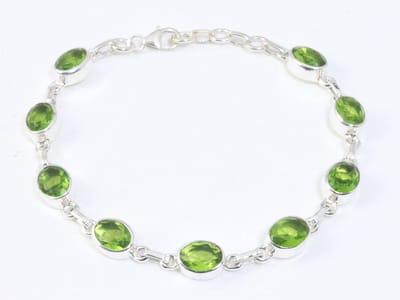 Hoogglans zilveren armband met peridoot